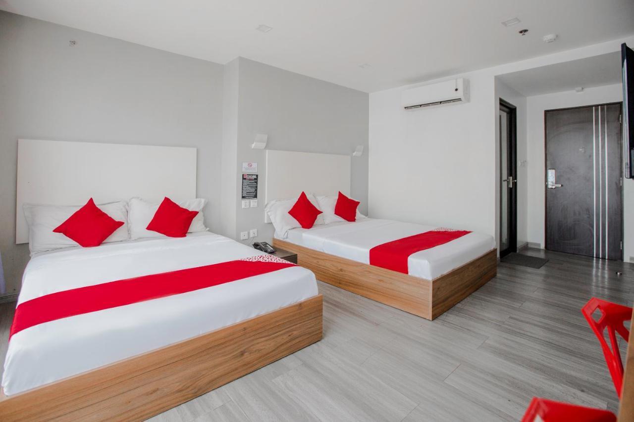 Oyo 666 Mc Hotel Fairview Кесон-Сити Экстерьер фото