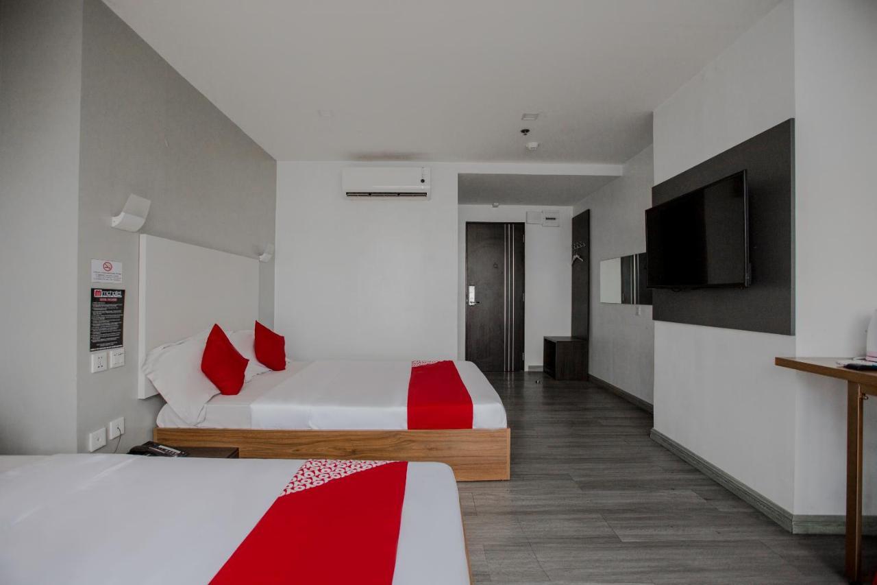 Oyo 666 Mc Hotel Fairview Кесон-Сити Экстерьер фото