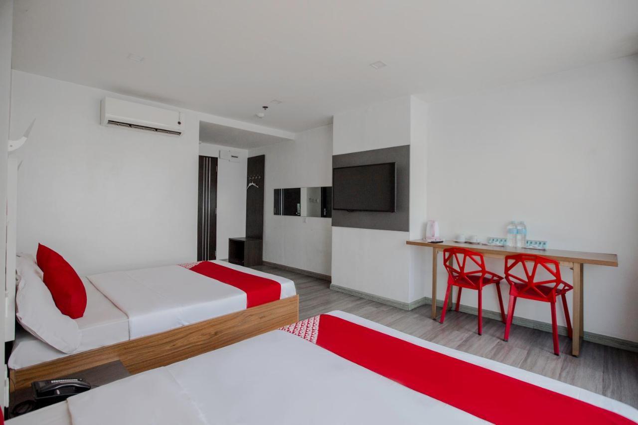 Oyo 666 Mc Hotel Fairview Кесон-Сити Экстерьер фото
