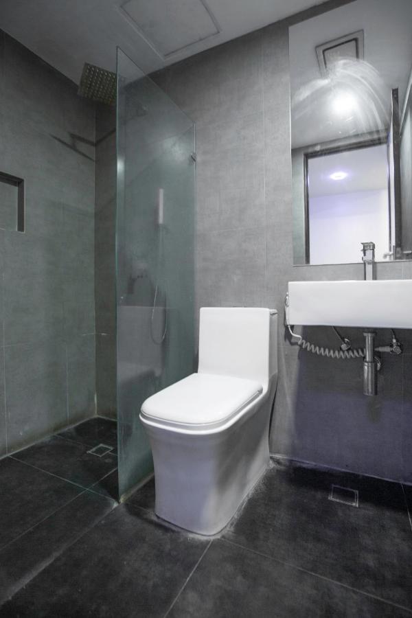 Oyo 666 Mc Hotel Fairview Кесон-Сити Экстерьер фото