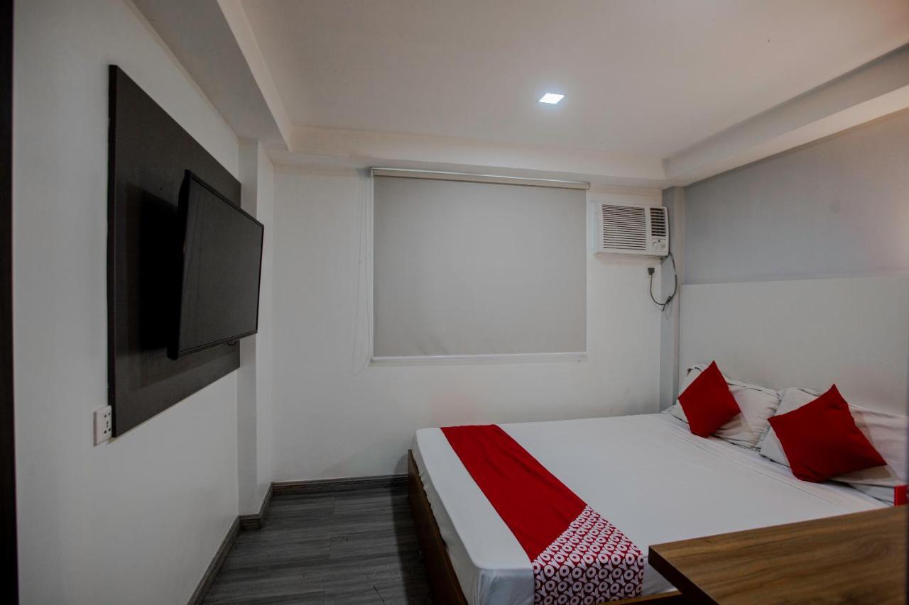 Oyo 666 Mc Hotel Fairview Кесон-Сити Экстерьер фото