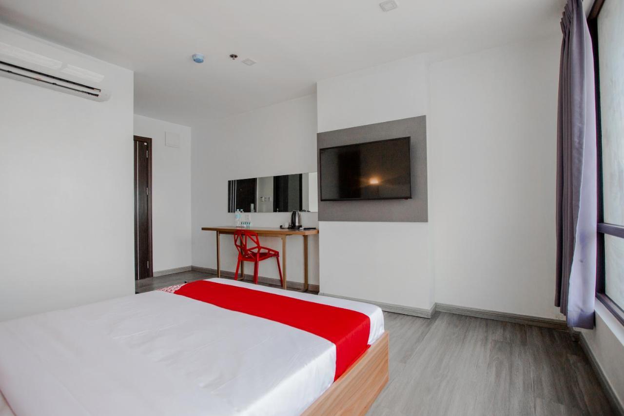 Oyo 666 Mc Hotel Fairview Кесон-Сити Экстерьер фото