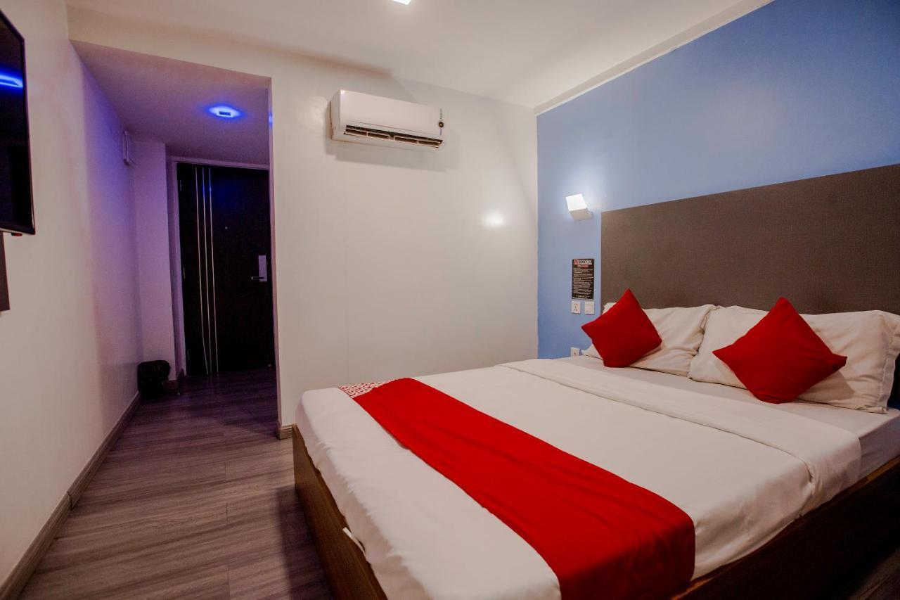 Oyo 666 Mc Hotel Fairview Кесон-Сити Экстерьер фото