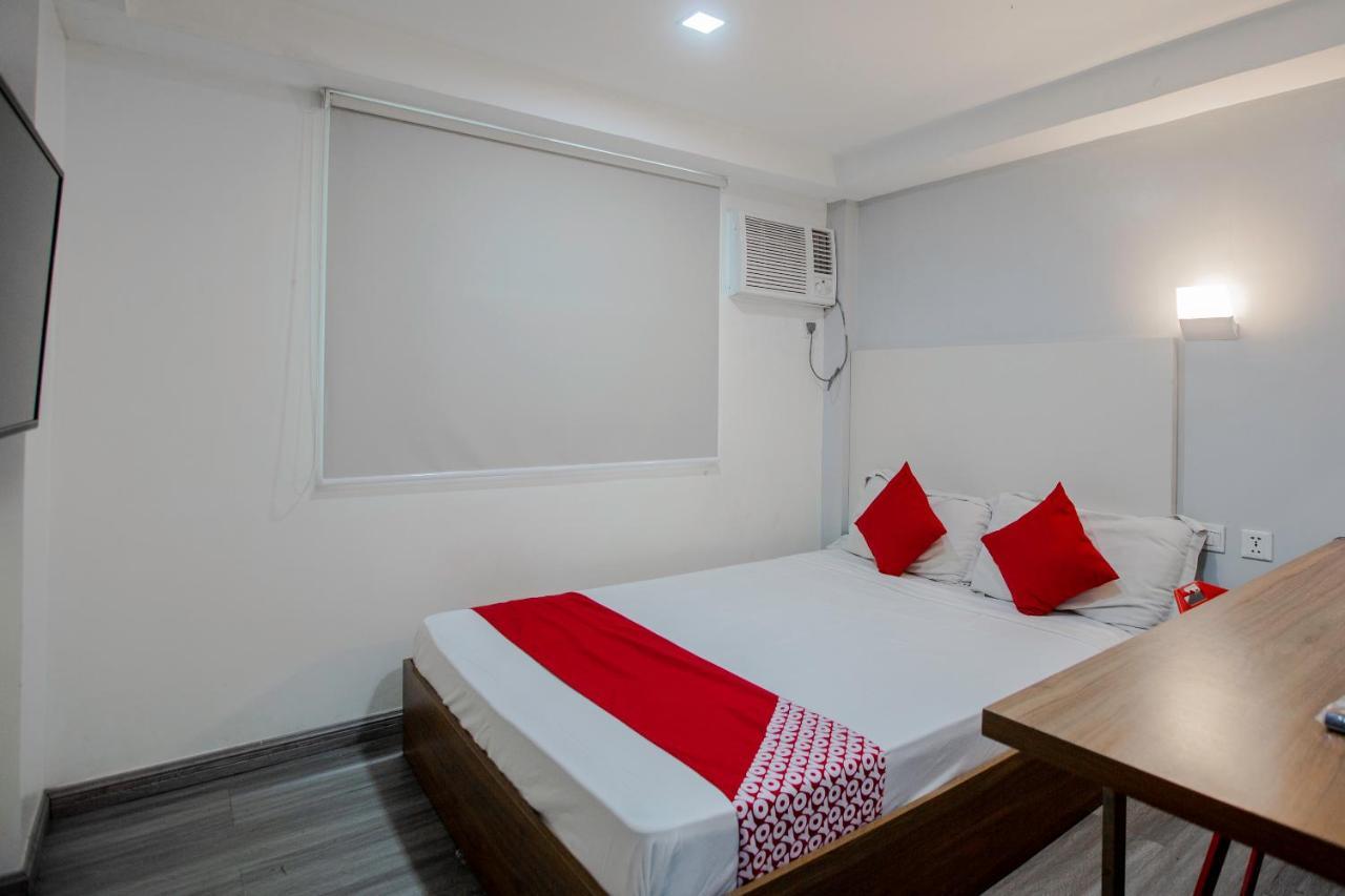 Oyo 666 Mc Hotel Fairview Кесон-Сити Экстерьер фото