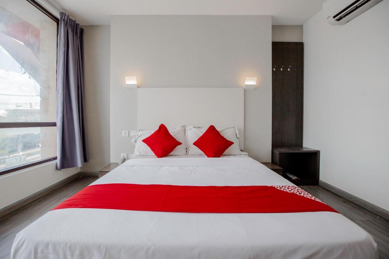 Oyo 666 Mc Hotel Fairview Кесон-Сити Экстерьер фото