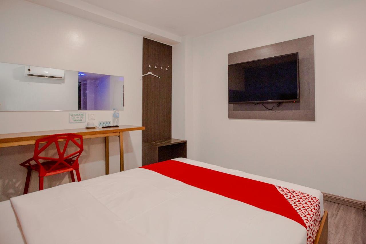 Oyo 666 Mc Hotel Fairview Кесон-Сити Экстерьер фото