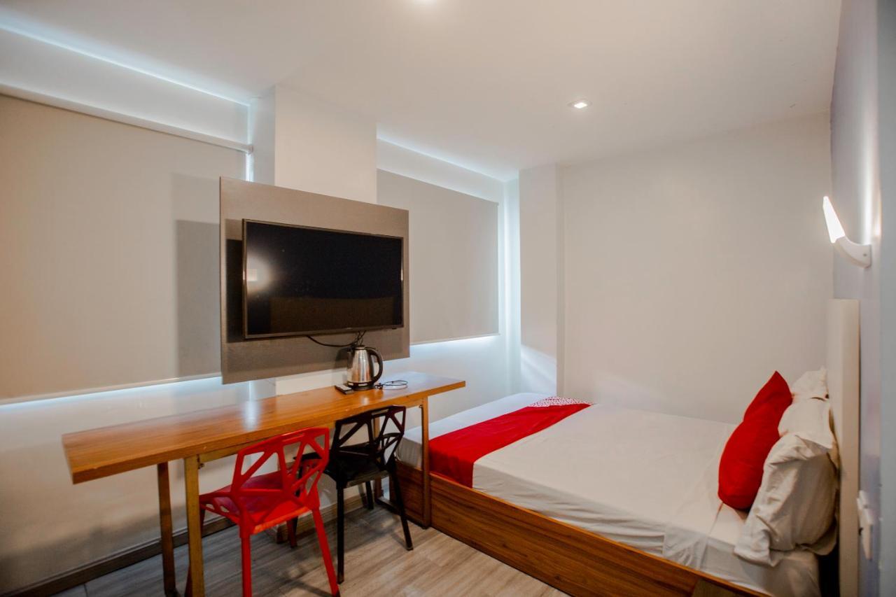 Oyo 666 Mc Hotel Fairview Кесон-Сити Экстерьер фото