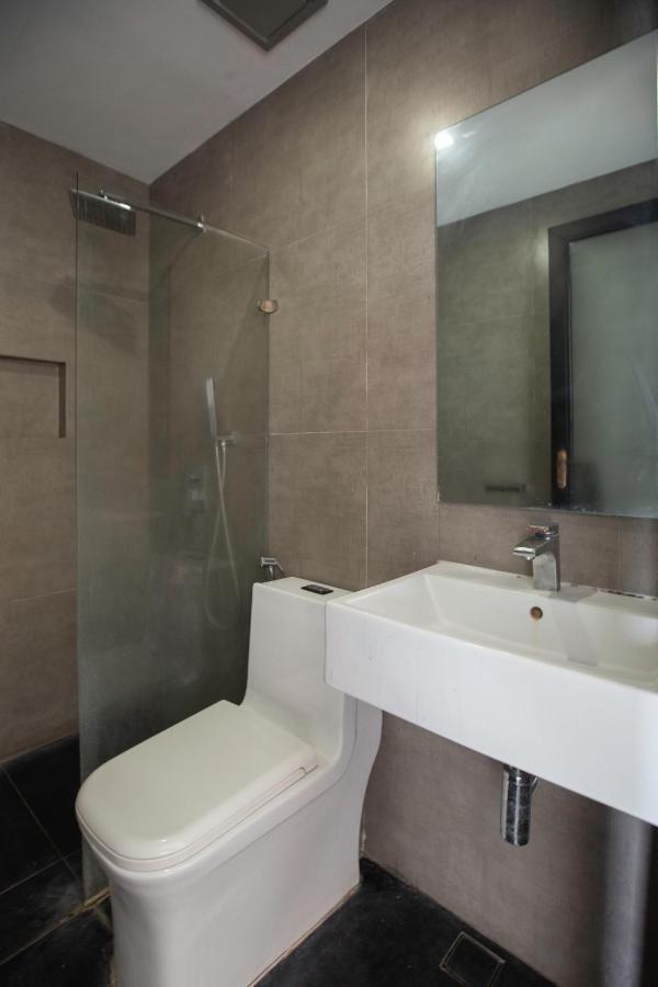 Oyo 666 Mc Hotel Fairview Кесон-Сити Экстерьер фото