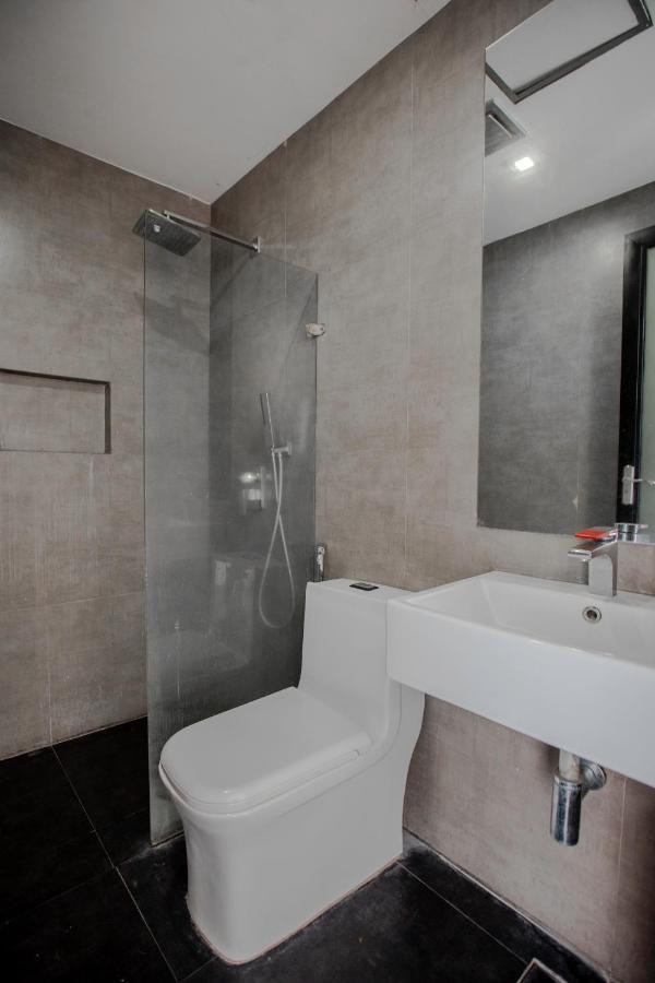 Oyo 666 Mc Hotel Fairview Кесон-Сити Экстерьер фото