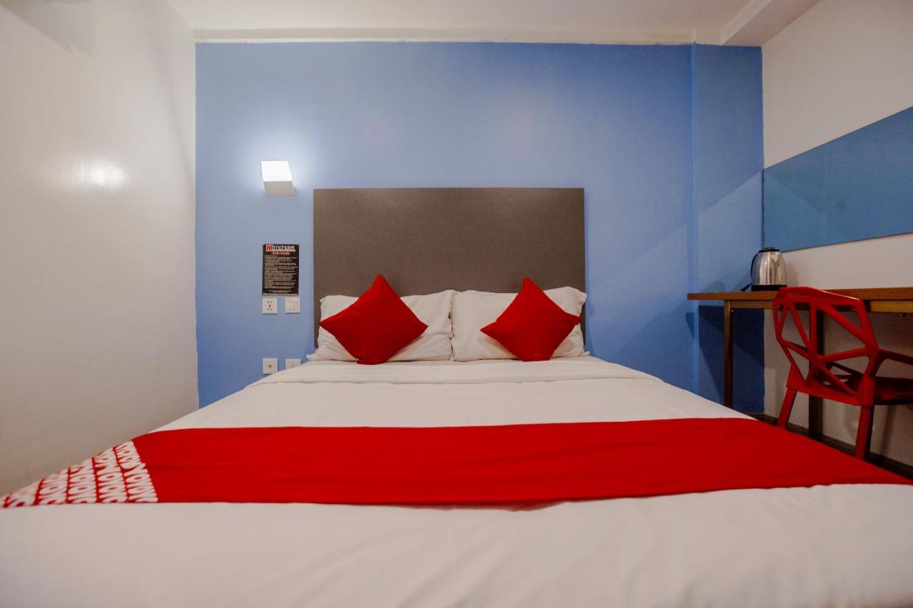 Oyo 666 Mc Hotel Fairview Кесон-Сити Экстерьер фото