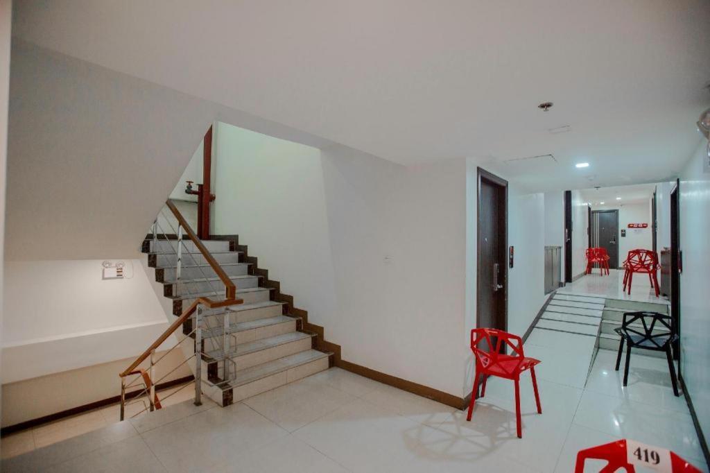 Oyo 666 Mc Hotel Fairview Кесон-Сити Экстерьер фото